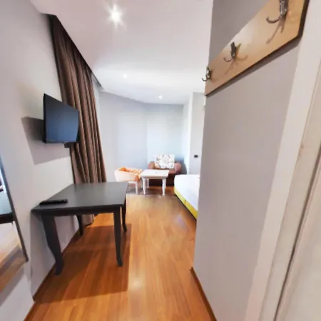 Vivi La Vita * Tirana